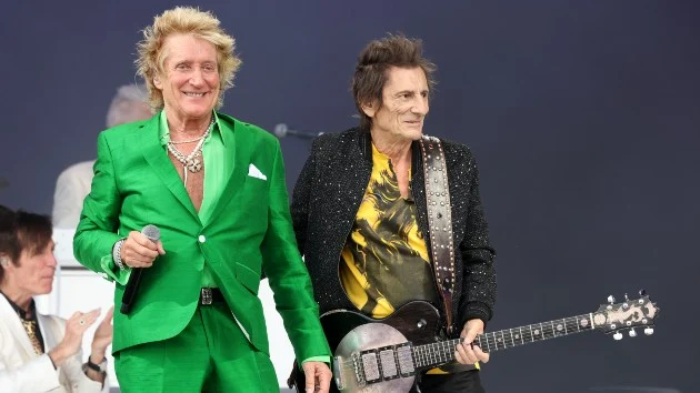 Rod Stewart welcomes Simply Reds Mick Hucknall, Lulu & Ronnie Wood to Glastonbury set