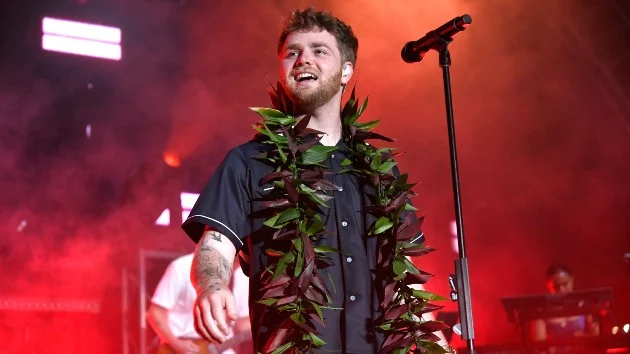 Watch Alex Warren’s mother-in-law join him onstage