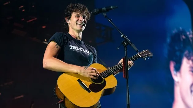 Watch the audience go wild as Shawn Mendes welcomes Niall Horan to the stage