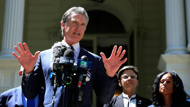 Democratic governors throw support behind Newsom, back partisan redistricting